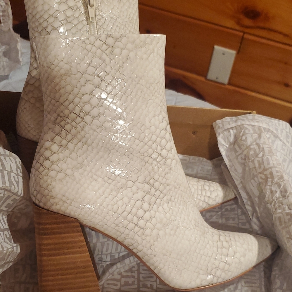Steve Madden ENVIED Snake Textured Cream Ankle Booties 9.5 M